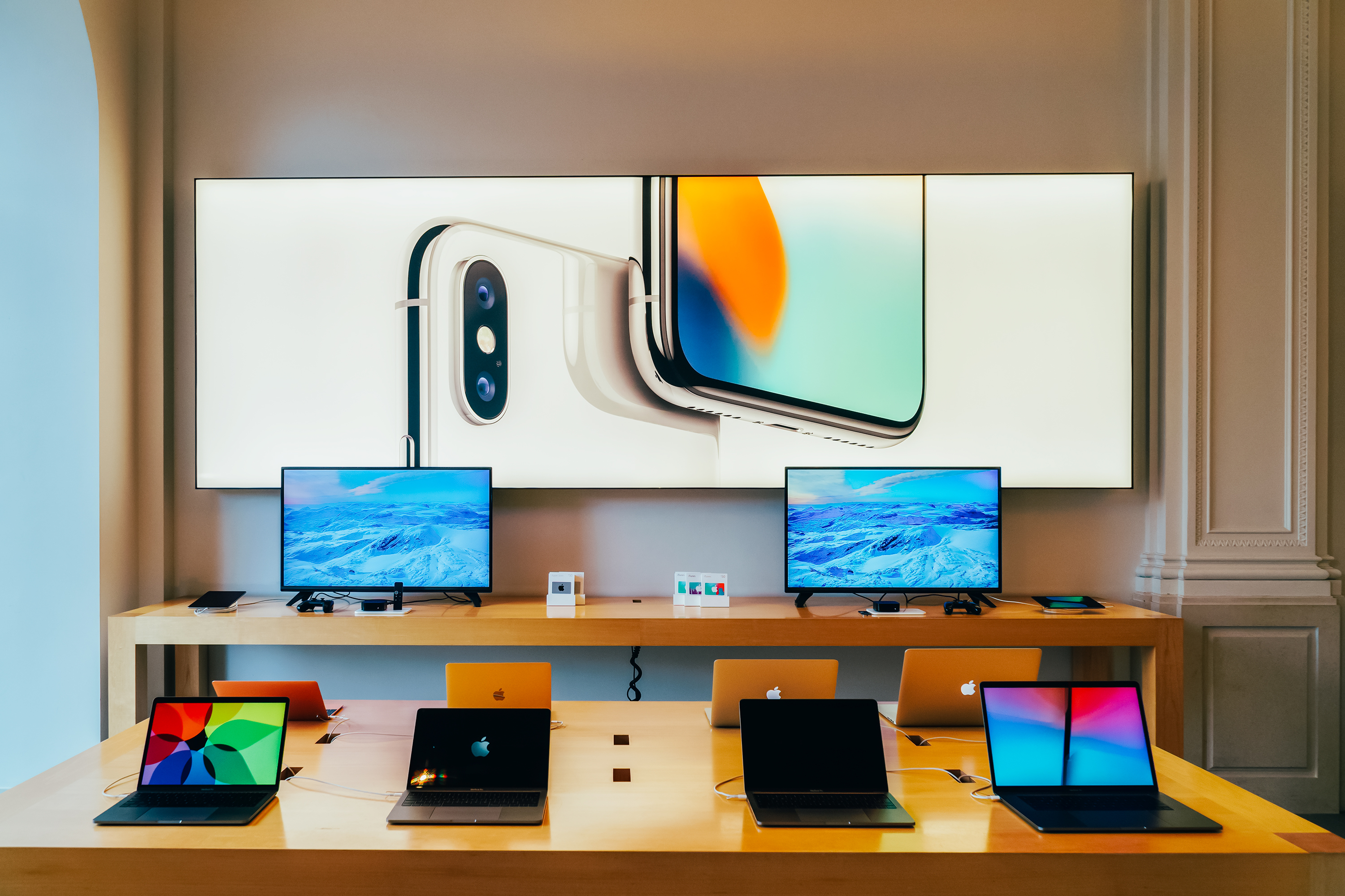 Apple store display with different MacBooks sitting on a table