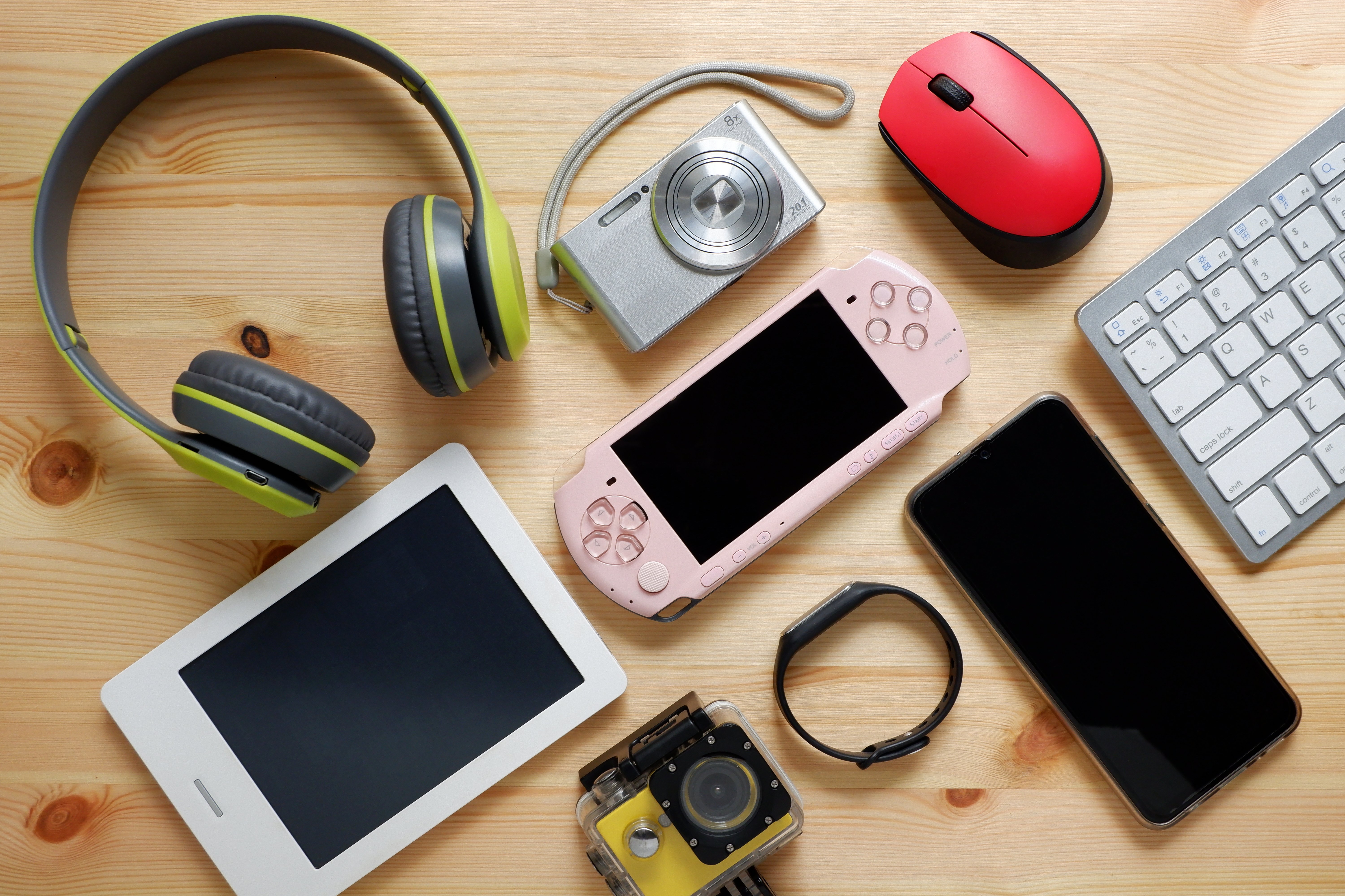 Various electronics sitting on a table