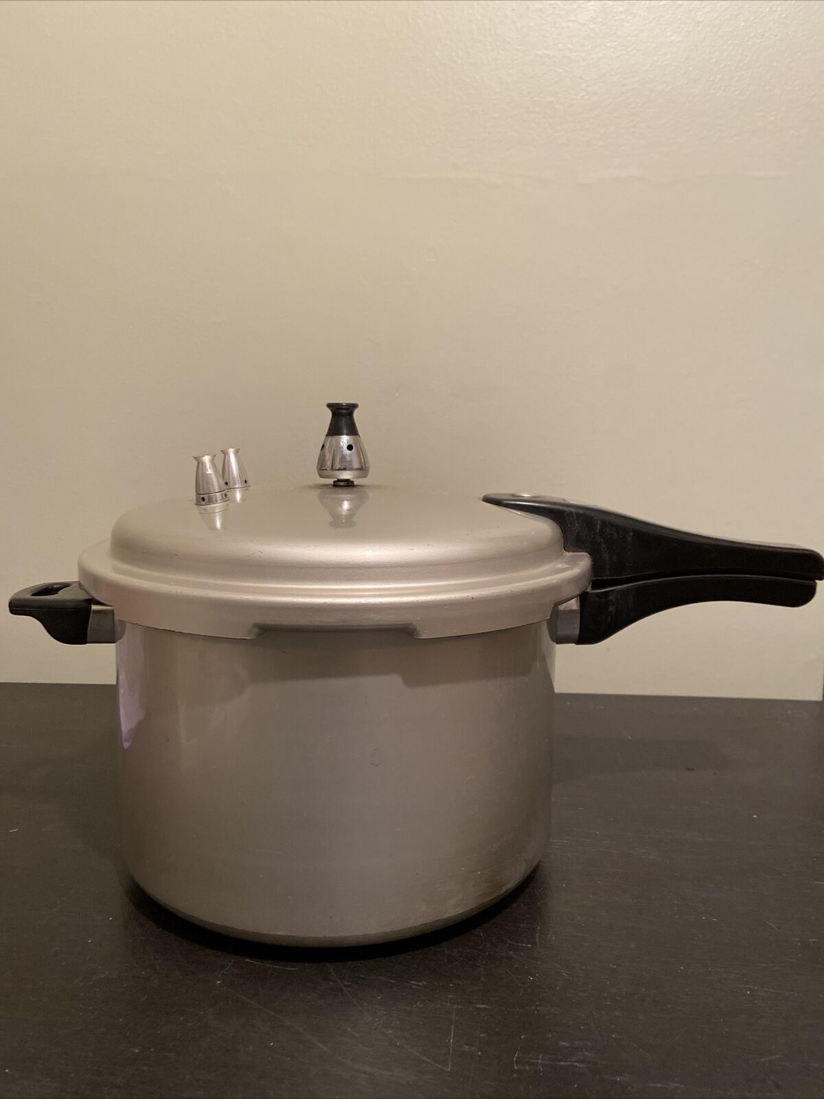 Vintage WellCook 8 Quart Stovetop Pressure Cooker/Canner